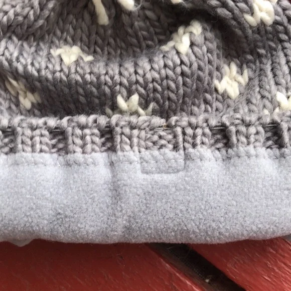 Stocking Hat! Fully lined! Chunky Soft Knit! Large Pom Pom! New in Packa… - Picture 5 of 5